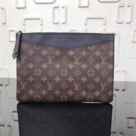 louis vuitton pouch 26 monogram|Louis Vuitton daily pouch.